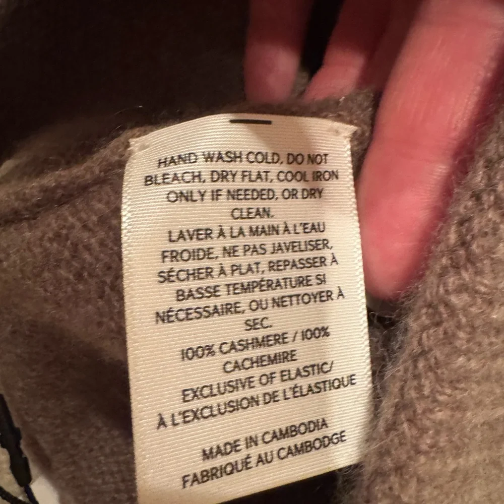 Aritzia 100% Cashmere Hat - Picture 8 of 9